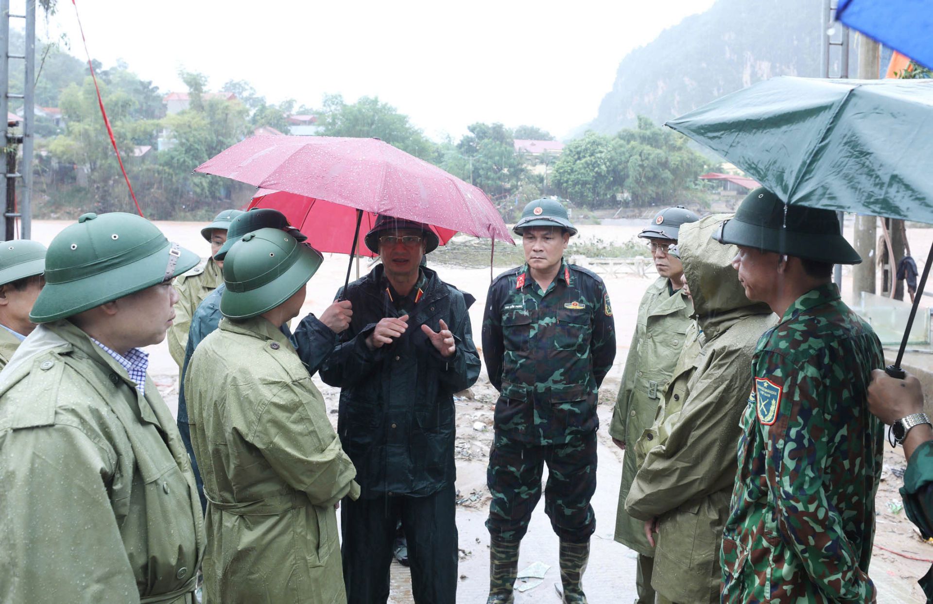 Đoàn công tác của Bộ Quốc phòng kiểm tra thực tế công tác khắc phục hậu quả bão số 3 tại tỉnh Lạng Sơn