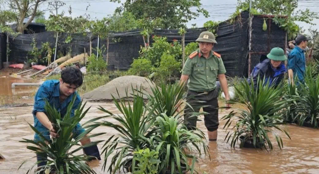 Lũ trên vùng đất bãi ngoài đê sông Hồng trên địa bàn huyện Văn Giang tỉnh Hưng Yên.