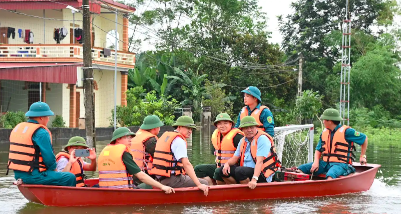 Đại tá Vũ Văn Tùng, Chỉ huy trưởng Bộ CHQS tỉnh Thanh Hóa cùng đoàn công tác đã đi kiểm tra, chỉ đạo công tác ứng phó, khắc phục hậu quả mưa lũ tại huyện Thạch Thành