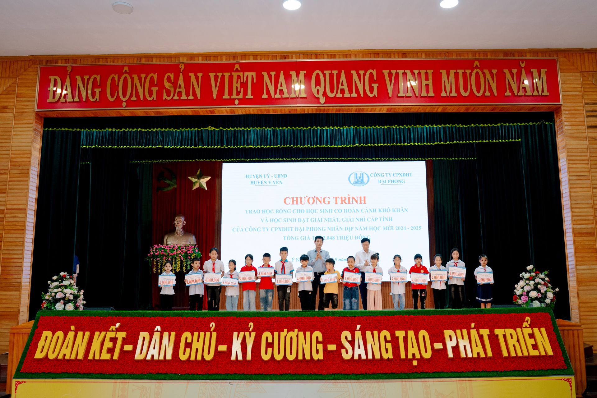 Đại diện lãnh đạo Sở Giáo dục và Đào tạo Nam Định cùng nhà tài trợ trao quà cho các em học sinh