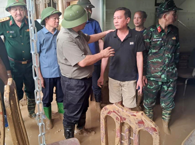 Thủ tướng Phạm Minh Chính trao đổi với cán bộ Công ty Lương thực Yên Bái, thuộc Tổng công ty Lương thực miền Bắc - Ảnh VGP/Hà Văn