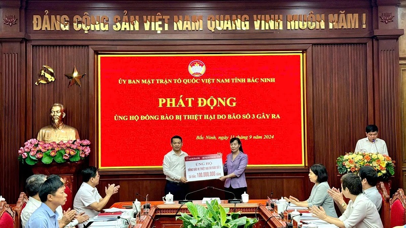 Đại diện Agribank Chi nhánh tỉnh Bắc Ninh trao kinh phí ủng hộ tới Ủy ban MTTQ tỉnh