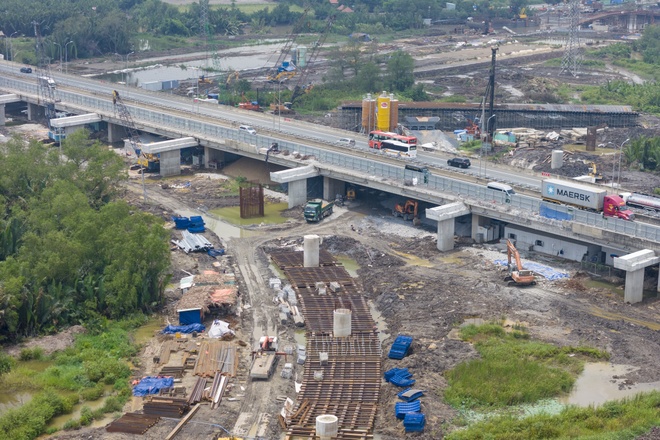 Cầu Nhơn Trạch là cây cầu lớn nhất đường trên đường Vành đai 3 TP. Hồ Chí Minh nối Đồng Nai với TP. Hồ Chí Minh với chiều dài 2 km