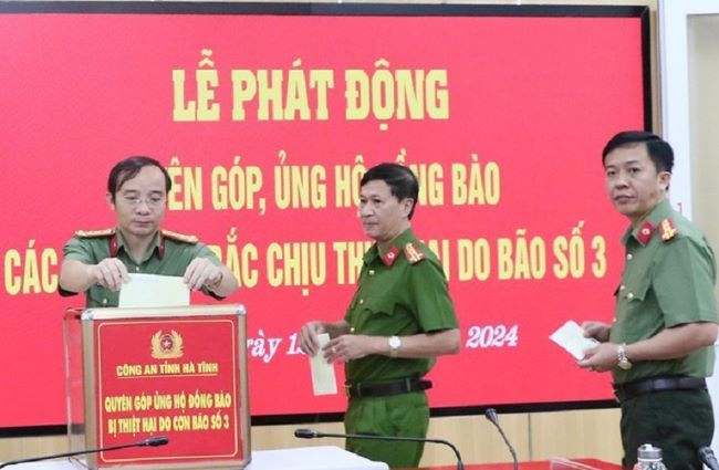 Đại tá Nguyễn Xuân Thao - Giám đốc Công an tỉnh Hà Tĩnh cùng Ban lãnh đạo và cán bộ, chiến sĩ Công an tỉnh tham gia ủng hộ đồng bào bị thiệt hại do thiên tai.