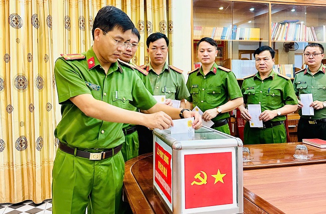 Thượng tá Phan Ngọc Tố - Trưởng Công an huyện Cẩm Xuyên, cùng lãnh đạo và cán bộ, chiến sĩ đơn vị tham gia quyên góp, ủng hộ đồng bào các tỉnh phía Bắc khắc phục hậu quả do bão, lũ gây ra.