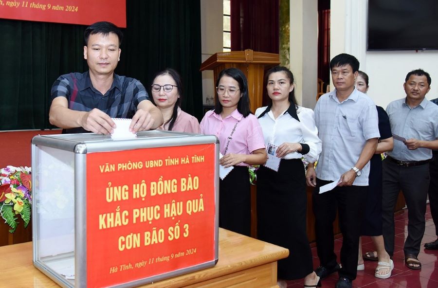 Ngày đầu phát động, Hà Tĩnh quyên góp hơn 1,7 tỷ đồng ủng hộ đồng bào bão lũ