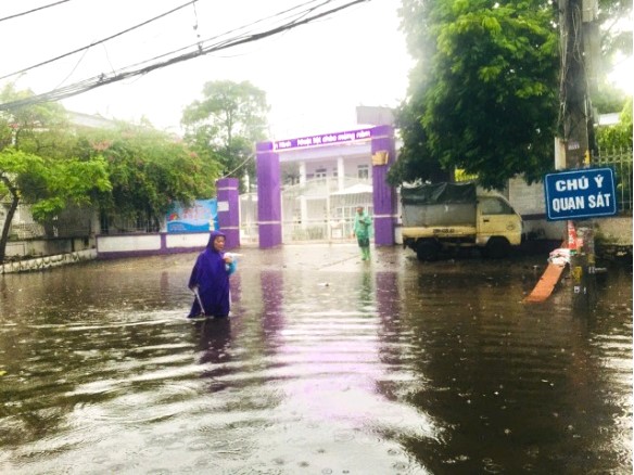 Một trường học ở huyện Thanh Trì (Hà Nội) ngập đường trước cổng trường.