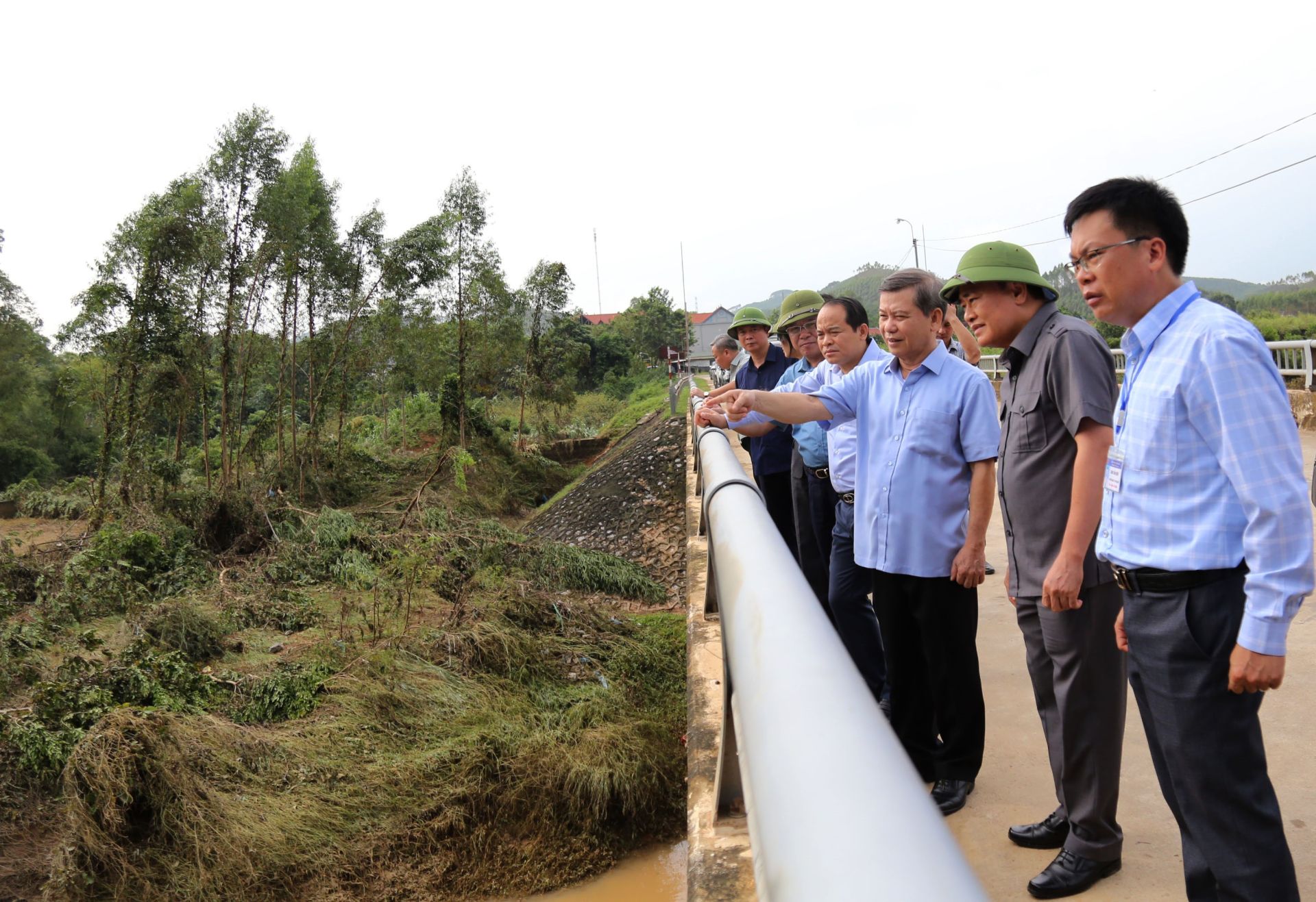 Chánh án Toà án nhân dân tối cao Lê Minh Trí cùng đoàn công tác và lãnh đạo tỉnh Lạng Sơn kiểm tra công tác phòng chống, khắc phục hậu quả bão số 3 tại xã Hòa Lạc, huyện Hữu Lũng, tỉnh Lạng Sơn