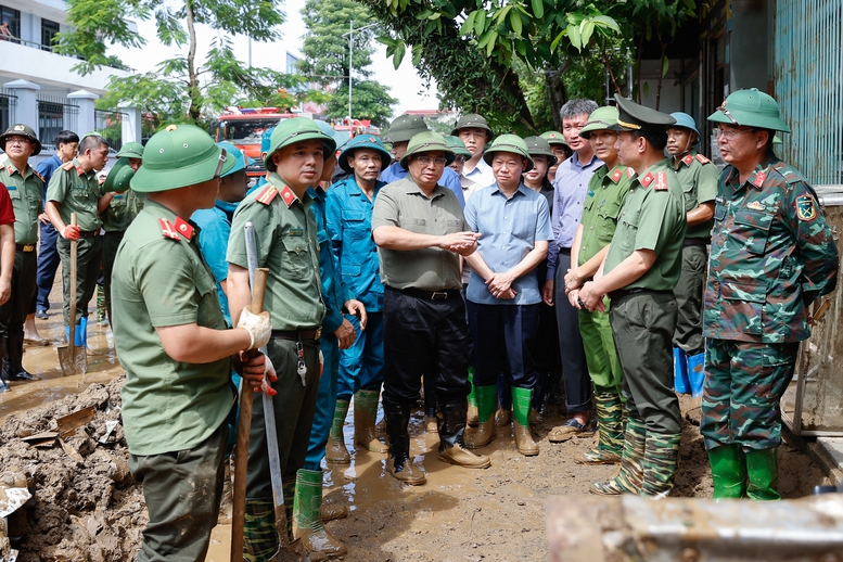 Thủ tướng Phạm Minh Chính thị sát khu vực bị ngập tại phường Hồng Hà, TP. Yên Bái - Ảnh: VGP/Nhật Bắc