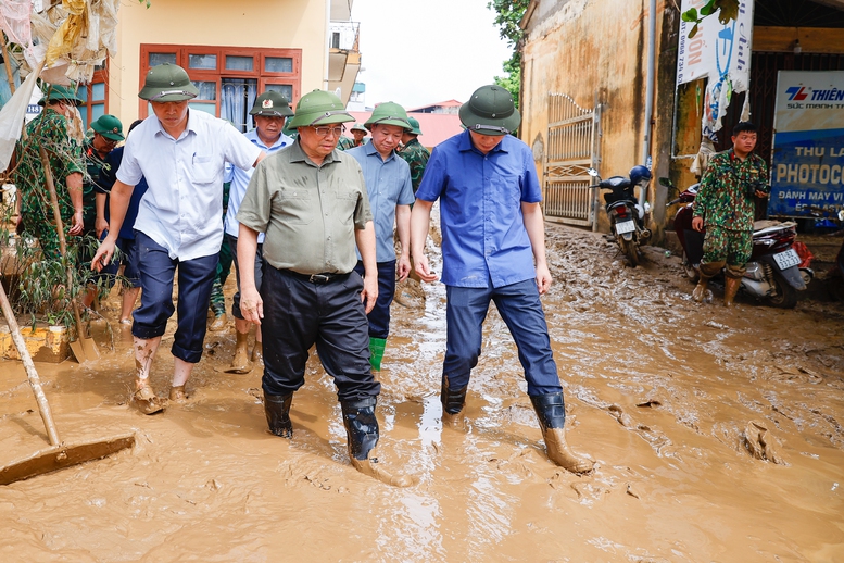 Thủ tướng Phạm Minh Chính thị sát tình hình, chỉ đạo ứng phó, khắc phục hậu quả mưa lũ, thiên tai tại Yên Bái - Ảnh VGP/Nhật Bắc