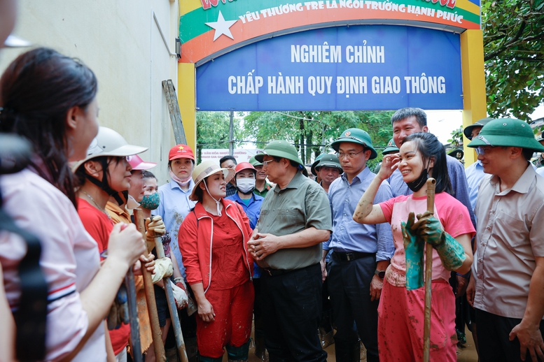 Thủ tướng thăm hỏi, động viên các giáo viên Trường Mầm non Hoa Lan đang tham gia dọn dẹp trường - Ảnh: VGP/Nhật Bắc