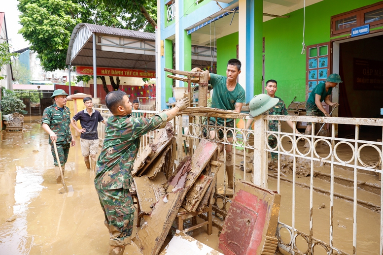 Tổng số lực lượng được huy động tham gia khắc phục hậu quả thiên tai tại Yên Bái là trên 100.000 người - Ảnh: VGP/Nhật Bắc