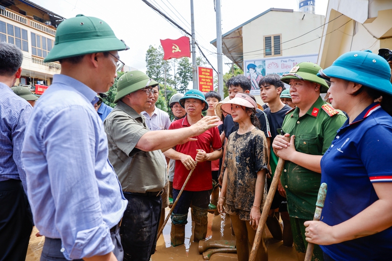 Thủ tướng Phạm Minh Chính thăm hỏi tình hình khắc phục hậu quả mưa lũ tại Trường THPT Lý Thường Kiệt, TP. Yên Bái - Ảnh VGP/Nhật Bắc