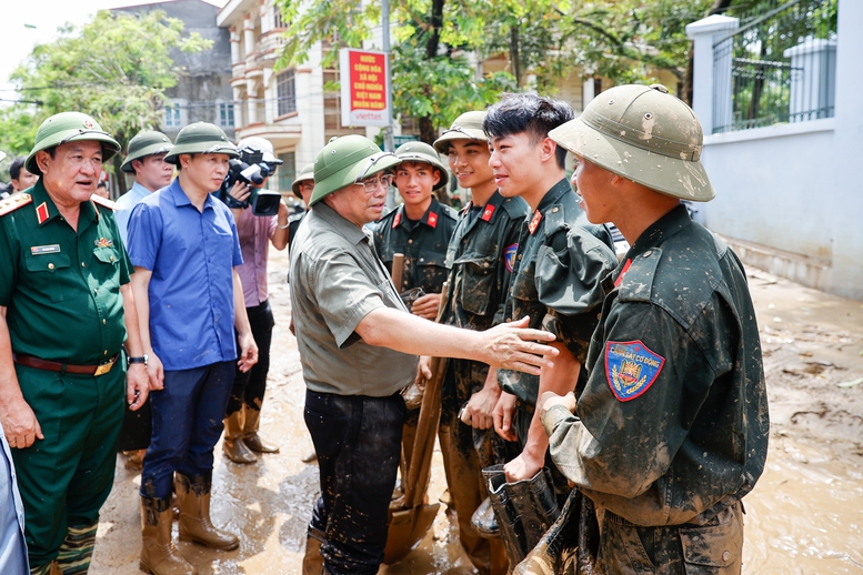 Thủ tướng thăm hỏi, động viên các lực lượng giúp đỡ người dân khắc phục hậu quả thiên tai - Ảnh: VGP/Nhật Bắc