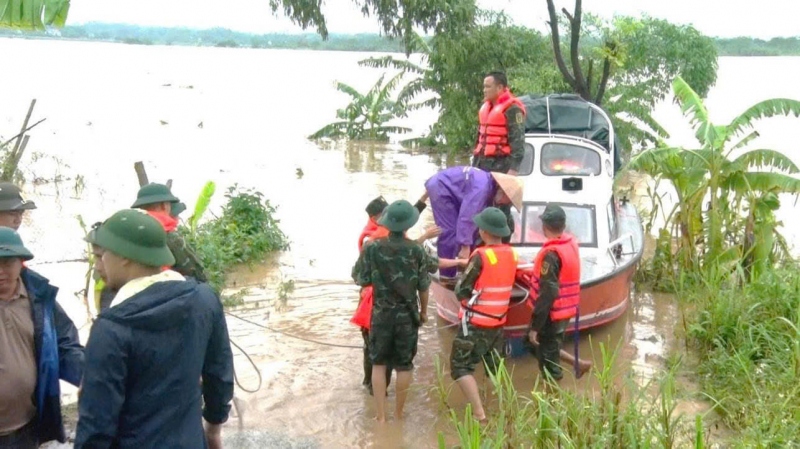 Lực lượng Công an và Quân sự tiến hành cưỡng chế đưa người dân từ bãi bồi Phú Động, thị trấn Cẩm Khê về khu an toàn.