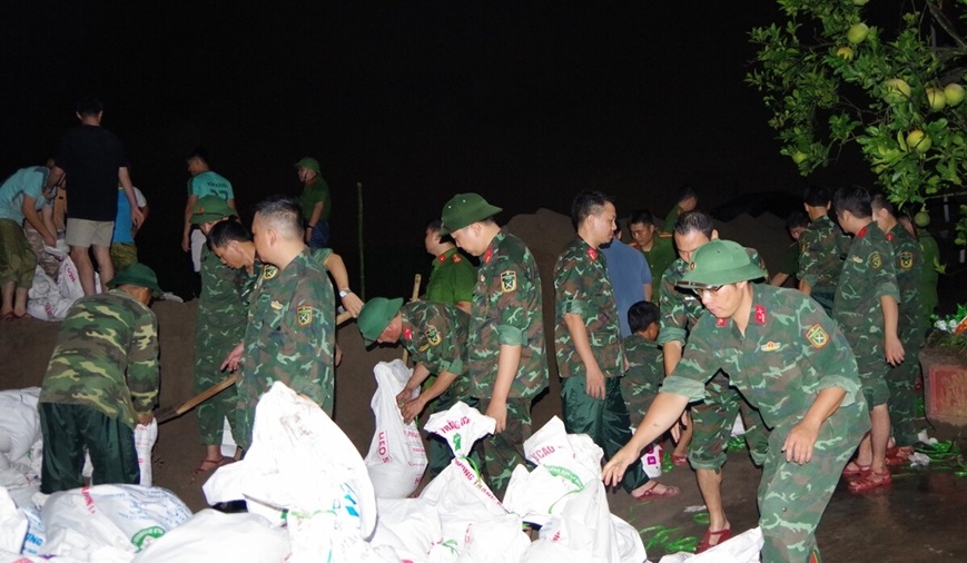 Lực lượng chức năng cùng người dân chuẩn bị công tác ứng phó lũ trên địa bàn TP. Nam Định