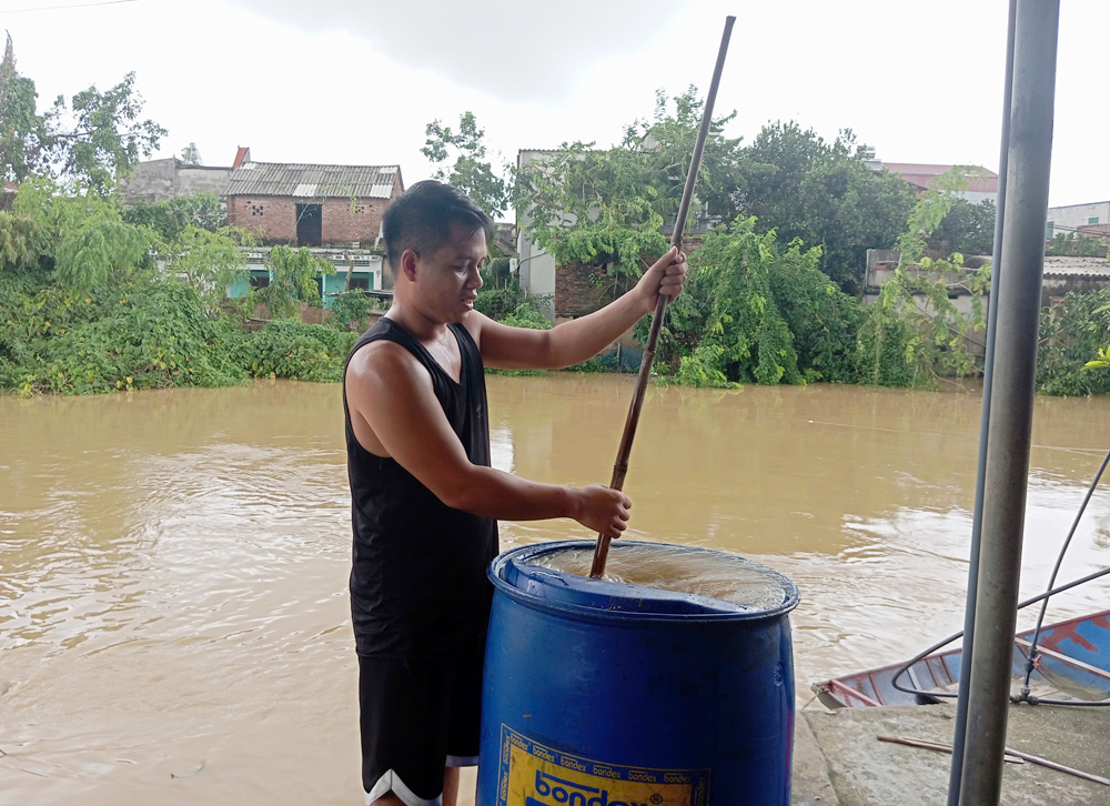 Người dân làng chài Nguyệt Đức, xã Vân Hà (thị xã Việt Yên) phải dùng phèn xử lý nước sông để dùng sinh hoạt.