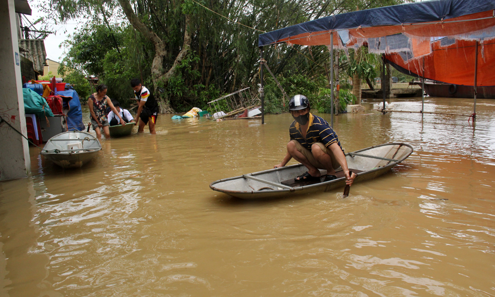 Người dân ở phía ngoài sông thuộc tổ dân phố Chi Ly 1, phường Trần Phú (TP Bắc Giang) phải dùng thuyền đi lại.