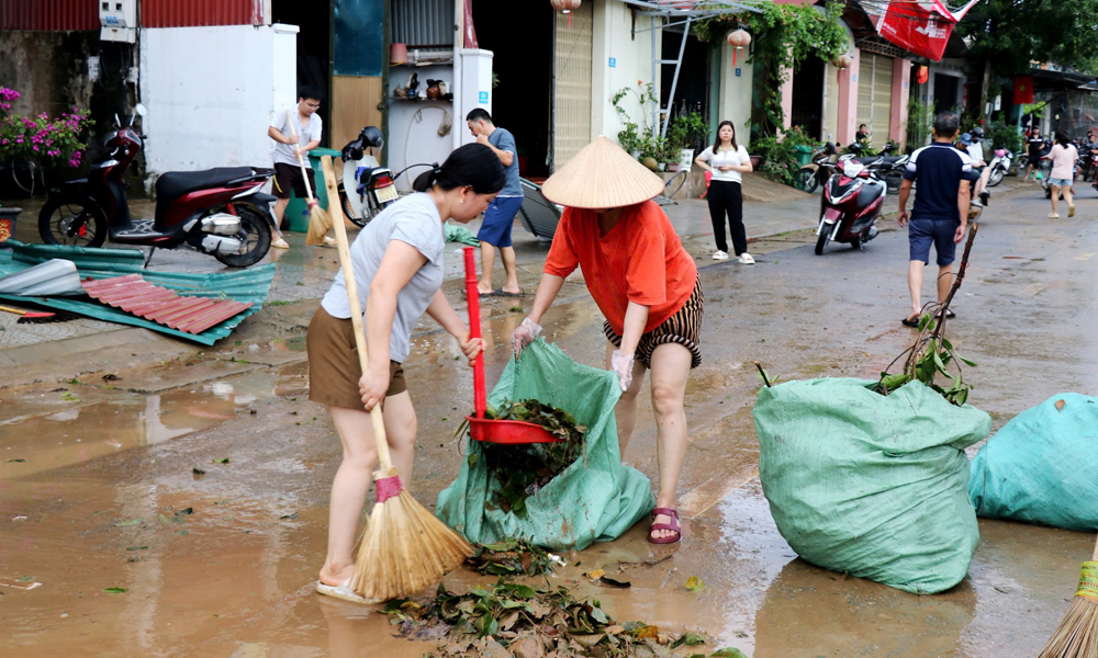 Người dân thị trấn An Châu, huyện Sơn Động dọn dẹp, vệ sinh sau lũ.