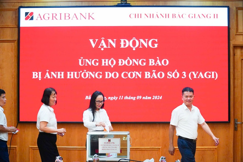 Cán bộ, người lao động Agribank quyên góp ủng hộ đồng bào bị ảnh hưởng do cơn bão số 3