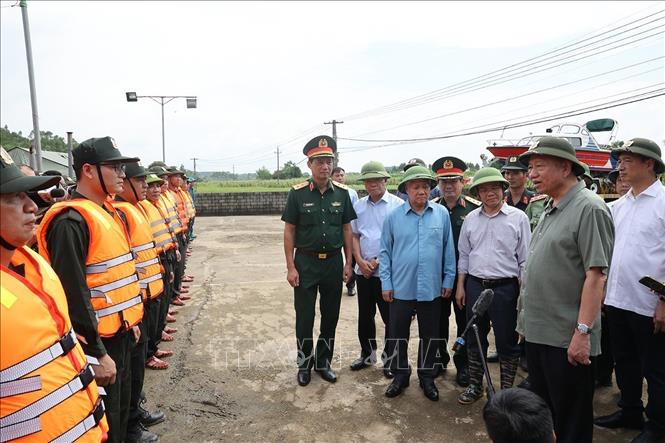 Tổng Bí thư, Chủ tịch nước Tô Lâm động viên lực lượng làm nhiệm vụ củng cố, khắc phục sự cố một số điểm xung yếu ở đê sông Lô, xã Trường Sinh, huyện Sơn Dương, tỉnh Tuyên Quang. Ảnh: Trí Dũng/TTXVN