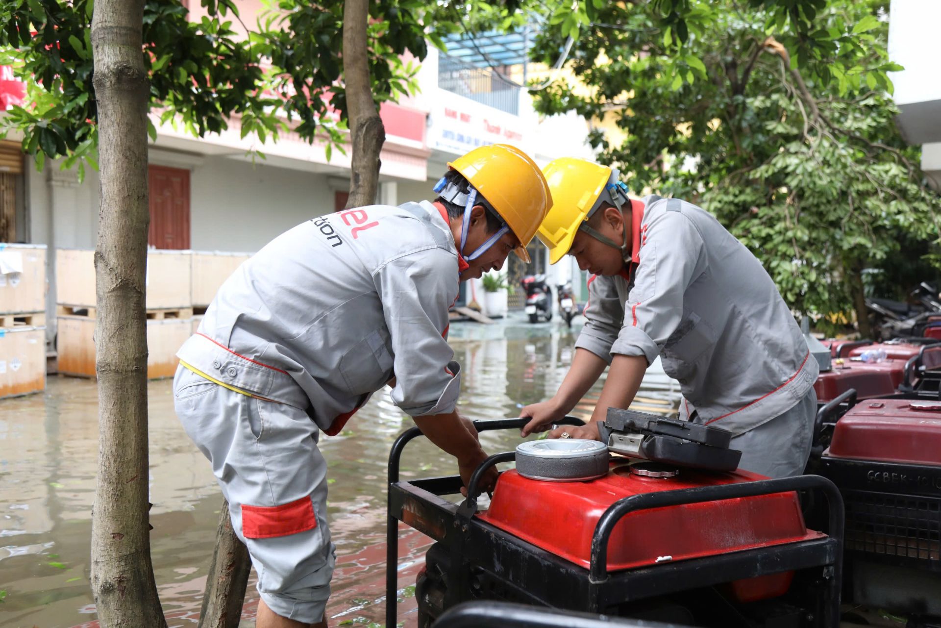 Những ngày sau khi bão đi qua, đội ngũ kỹ thuật của Viettel căng mình ứng cứu thông tin, cố gắng đưa liên lạc của người dân về bình thường