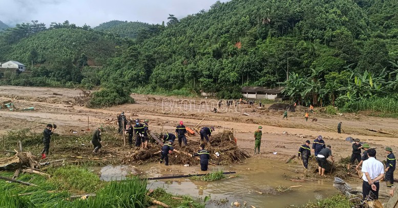 Ngay từ sáng sớm hôm nay (12/9), công tác tìm kiếm cứu nạn tại Làng Nủ tiếp tục được triển khai với sự có mặt của trên 650 người thuộc các lực lượng