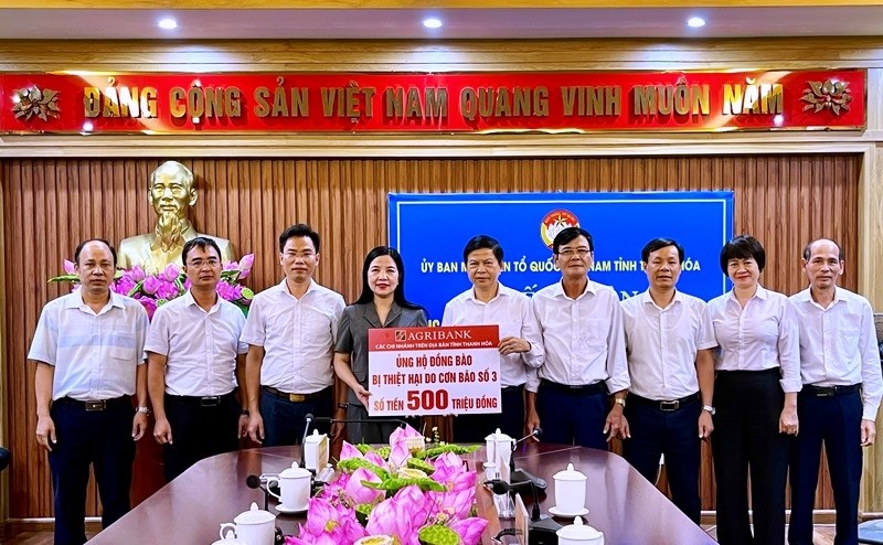 Trưởng Ban Dân vận Tỉnh ủy, Chủ tịch Ủy ban MTTQ tỉnh, Trưởng Ban cứu trợ tỉnh Phạm Thị Thanh Thủy, tiếp nhận 500 triệu đồng từ các chi nhánh Ngân hàng Agribank trên địa bàn tỉnh Thanh Hóa ủng hộ đồng bào bị thiệt hại do bão số 3.