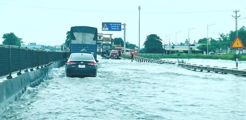 Quốc lộ 1A qua Thanh Hóa ngập sâu, các phương tiện tham gia giao thông gặp khó khăn