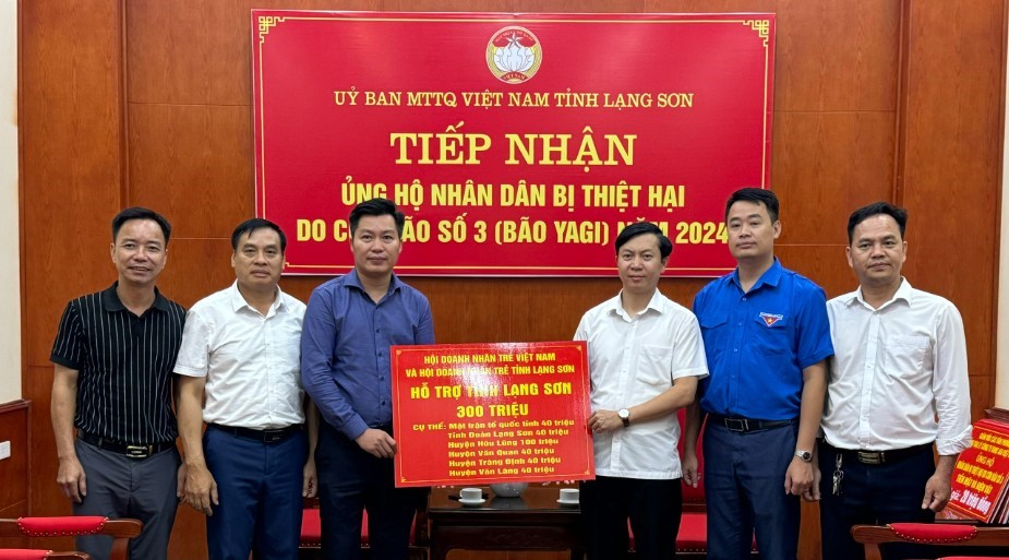 Lãnh đạo MTTQ tỉnh Lạng Sơn tiếp nhận ủng hộ nhân dân bị thiệt hại do bão số 3 từ Hội Doanh nhân trẻ Việt Nam và Hội Doanh nhân trẻ tỉnh Lạng Sơn