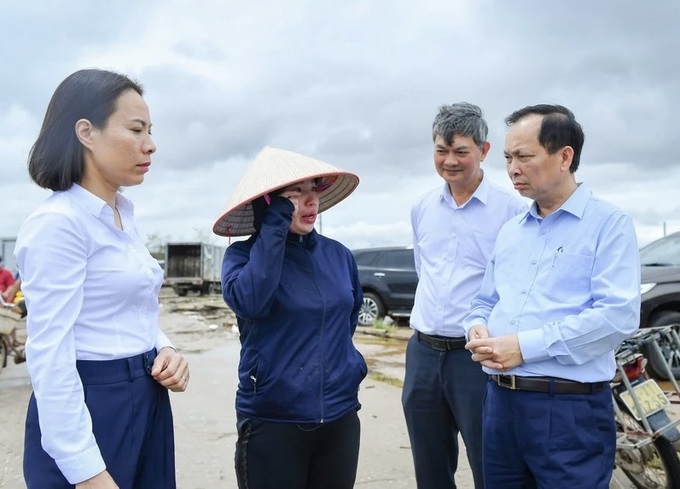 Phó thống đốc Đào Minh Tú (ngoài cùng bên phải) khảo sát thực tế thiệt hại của người dân, doanh nghiệp tại Quảng Ninh, Hải Phòng. (Ảnh: SBV).