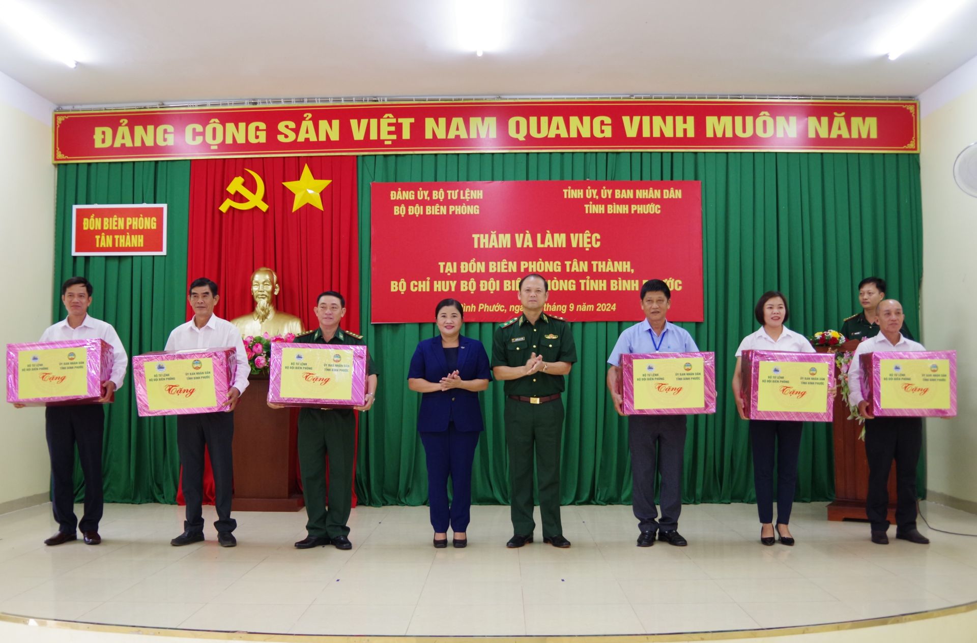 Trung tướng Nguyễn Anh Tuấn, Chính ủy BĐBP và Đồng chí Trần Tuệ Hiền, Chủ tịch UBND tỉnh Bình Phước tặng quà CBCS Đồn Biên phòng, các Nhà trường và UBND xã Tân Thành