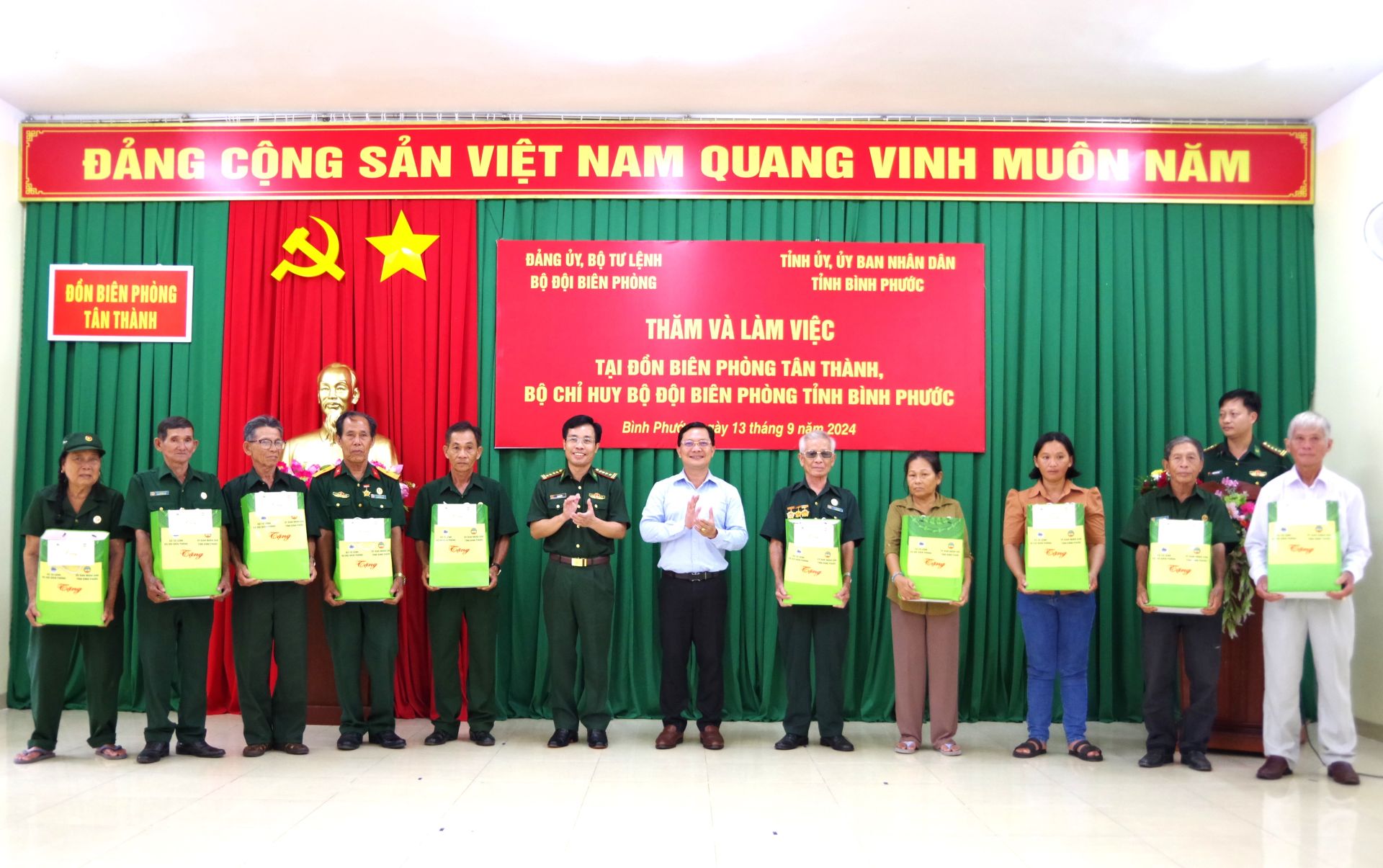 Đại tá Vũ Quốc Ân, Phó Chính ủy BĐBP và Đồng chí Hà Anh Dũng, Chủ tịch UBMTTQ Việt Nam tỉnh Bình Phước tặng quà các gia đình chính sách trên địa bàn xã Tân Thành