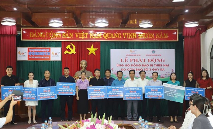 Hiệp hội Doanh nghiệp Hà Tĩnh ủng hộ đồng bào bão lũ