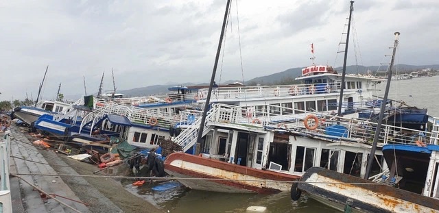 Hàng chục tàu du lịch ở Tuần Châu bị hư hỏng nặng sau bão Yagi.