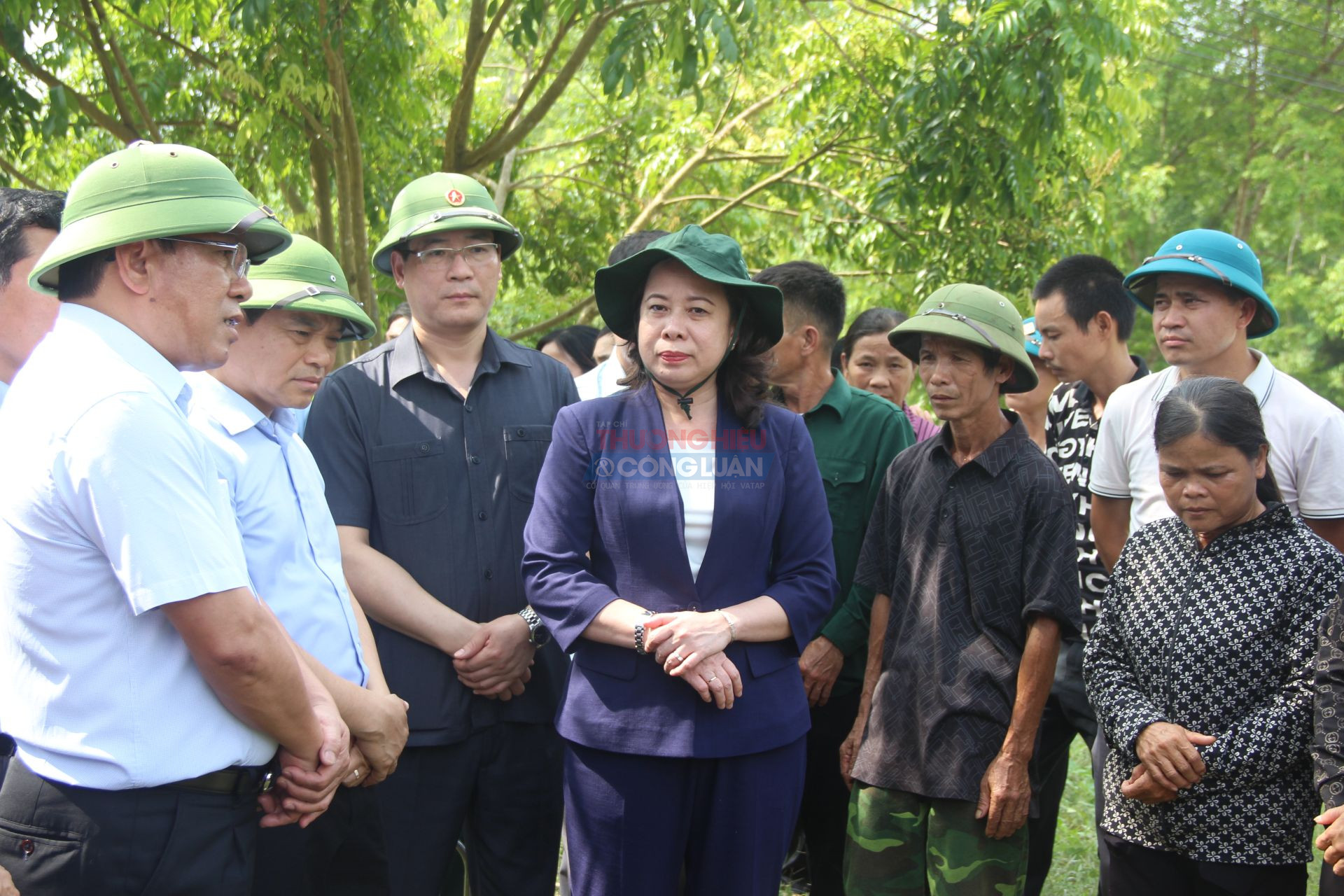 Lãnh đạo huyện Hữu Lũng, tỉnh Lạng Sơn thông tin về tình hình thiệt hại do ảnh hưởng của bão số 3 với Phó Chủ tịch nước Võ Thị Ánh Xuân