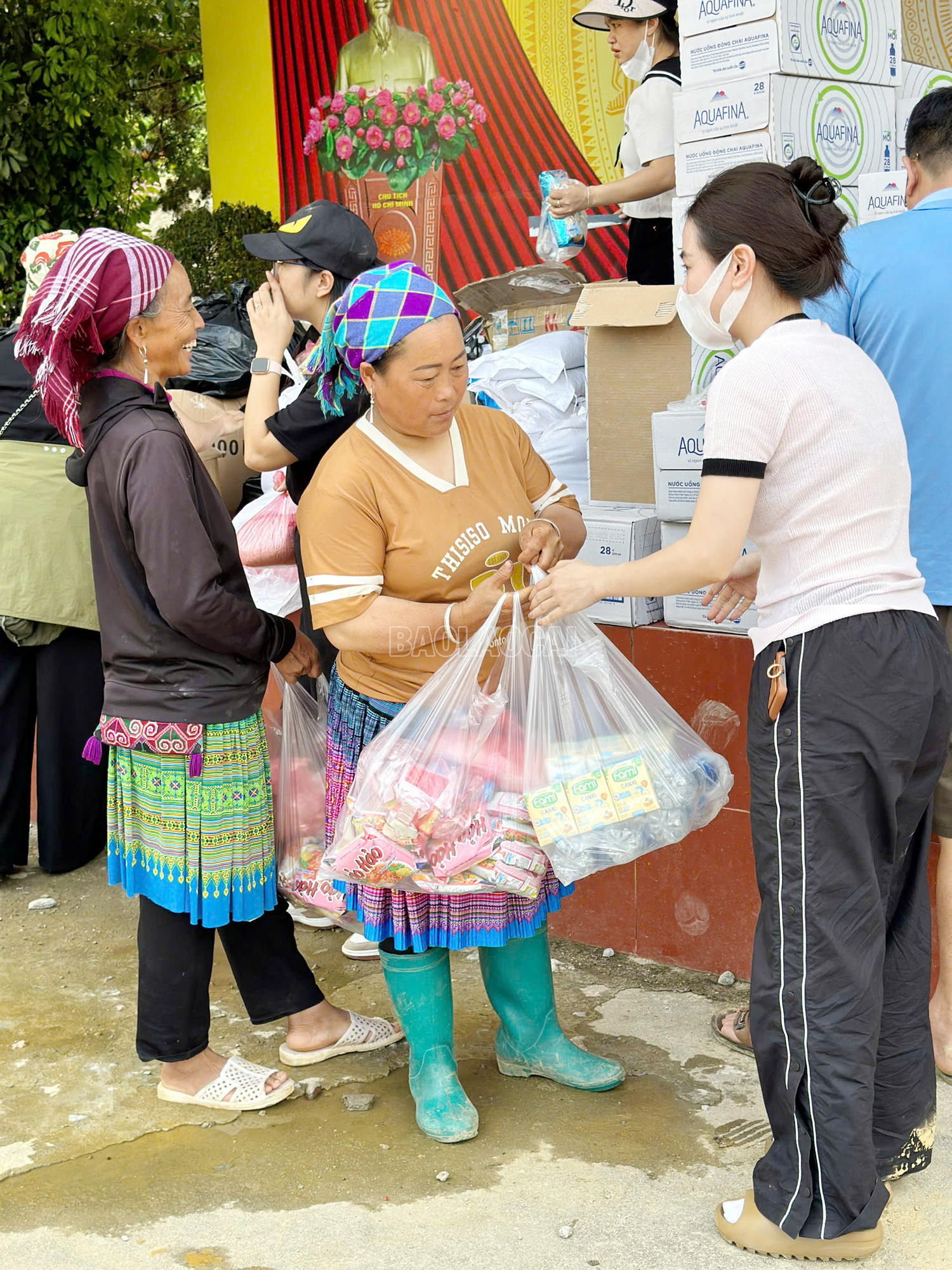Lào Cai: Trao 6.000 suất hàng cứu trợ đến người dân vùng lũ Si Ma Cai