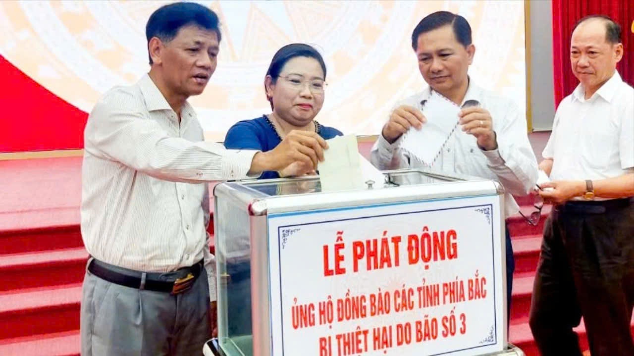 Lãnh đạo, cán bộ, viên chức tỉnh Sóc Trăng tham gia ủng hộ đồng bào bị ảnh hưởng bão số 3