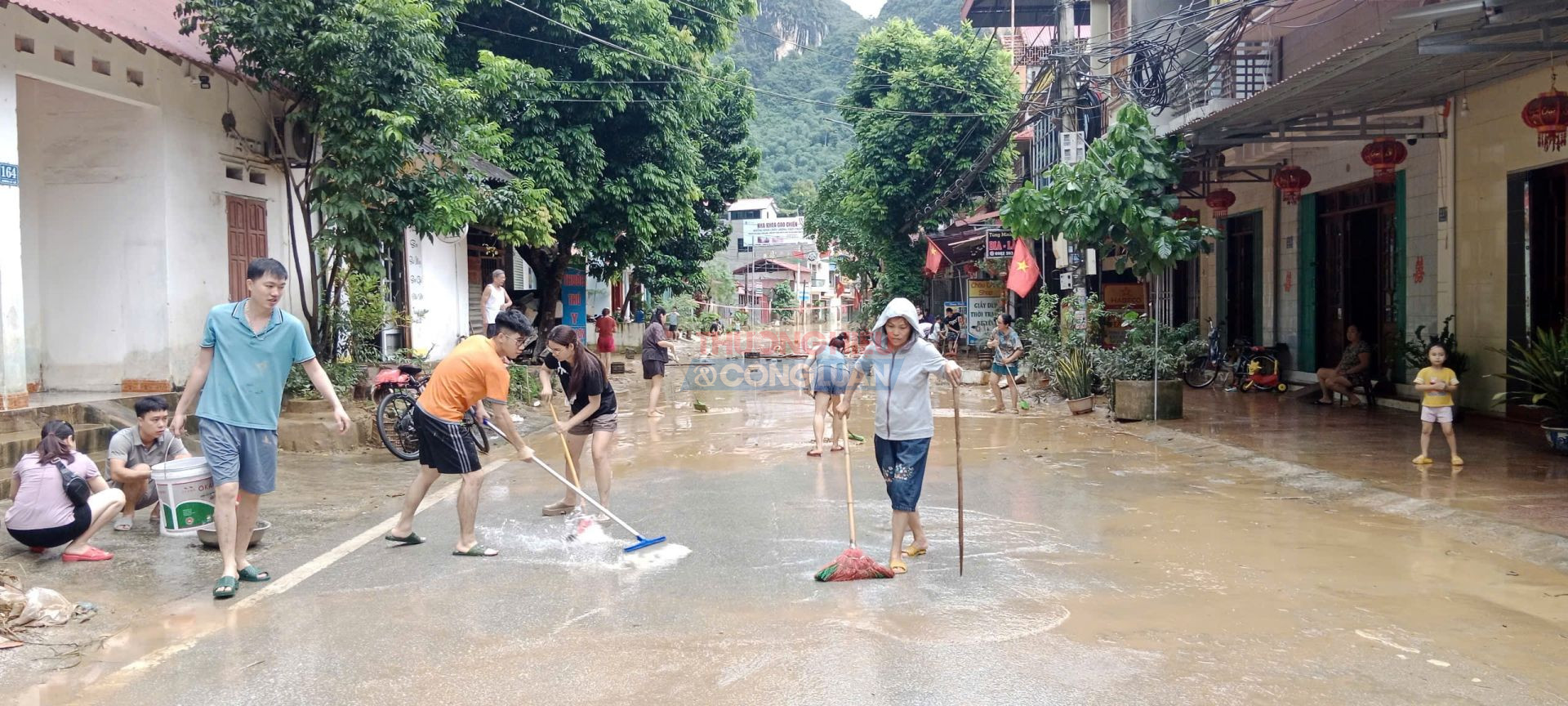 Người dân thị trấn Đồng Mỏ, huyện Chi Lăng, tỉnh Lạng Sơn dọn dẹp vệ sinh môi trường sau bão số 3