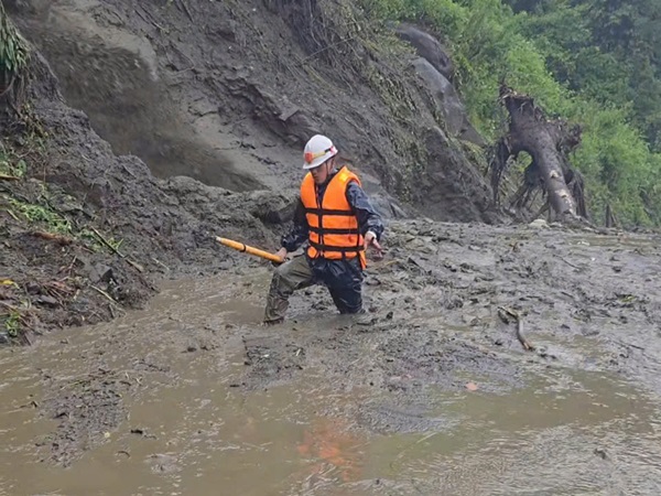 Công tác khắc phục gặp nhiều khó khăn, công nhân luôn mang theo áo phao, dây thừng...