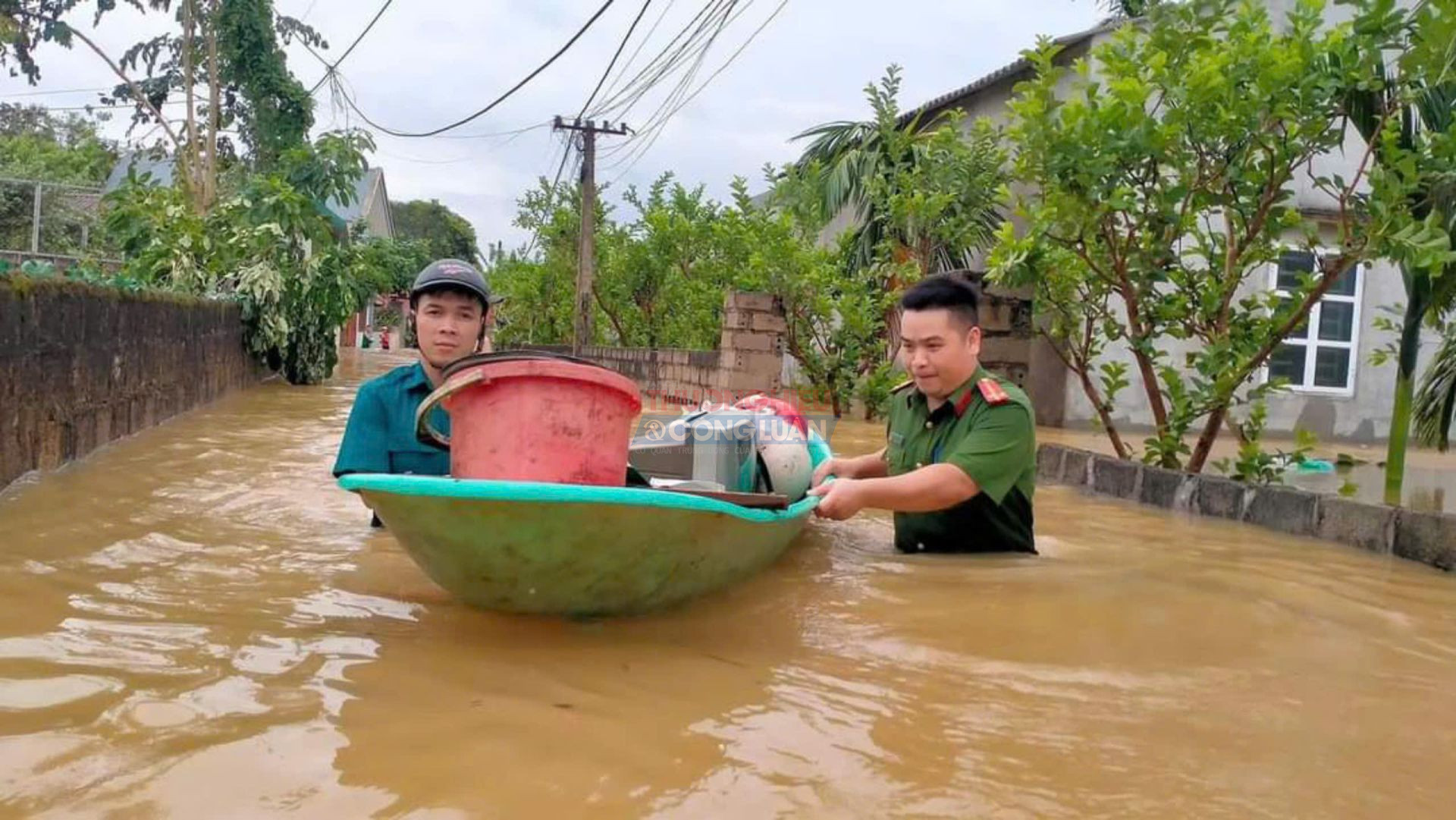 Lực lượng chức năng hỗ trợ di chuyển tài sản, vận chuyển lương thực thực phẩm cho nhân dân bị ngập lụt tại huyện Hữu Lũng, tỉnh Lạng Sơn