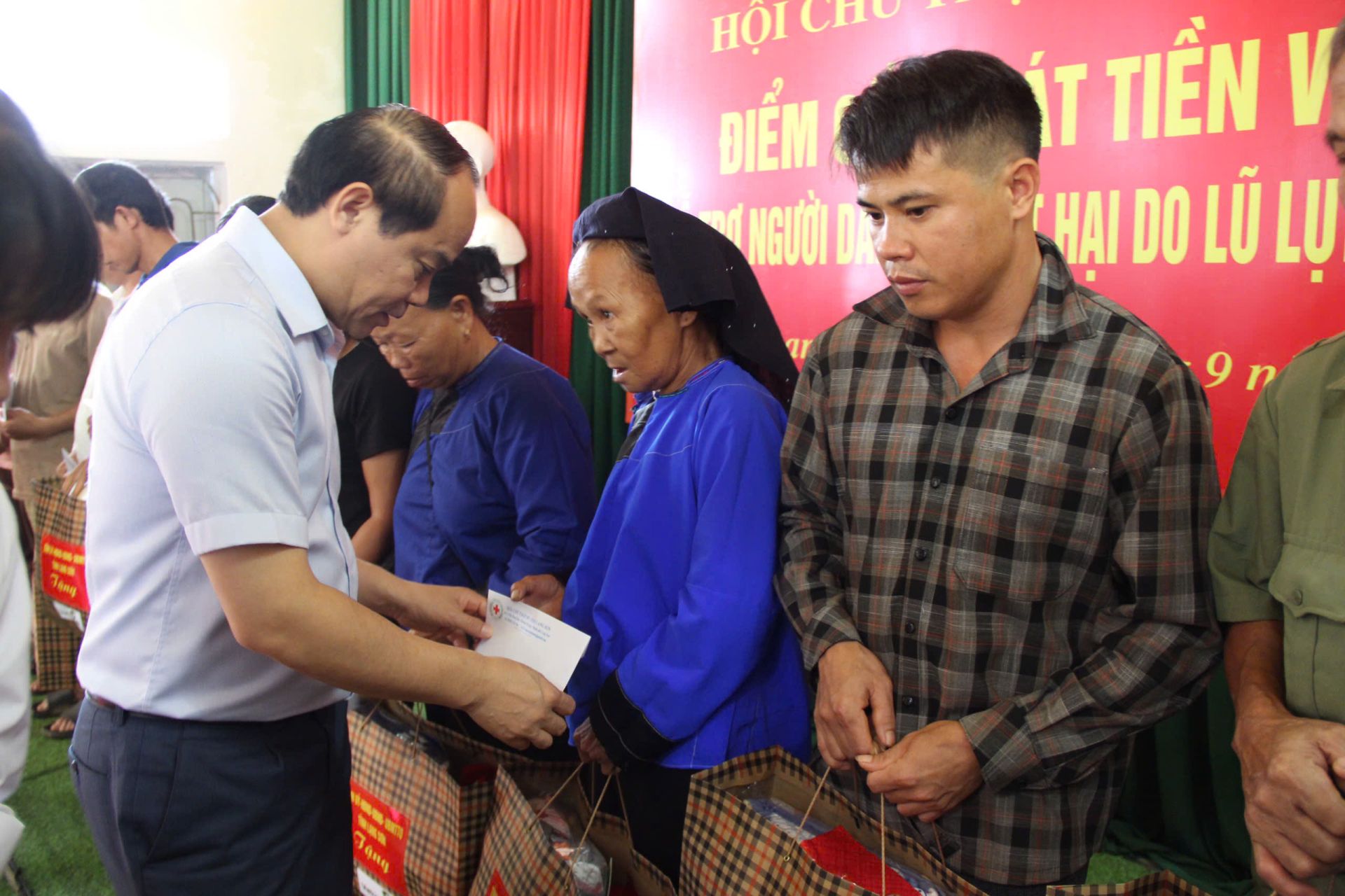 Bí thư Tỉnh ủy Lạng Sơn Nguyễn Quốc Đoàn thăm hỏi, động viên, tặng quà cho các hộ gia đình có hoàn cảnh khó khăn bị ảnh hưởng do cơn bão số 3 tại chương trình