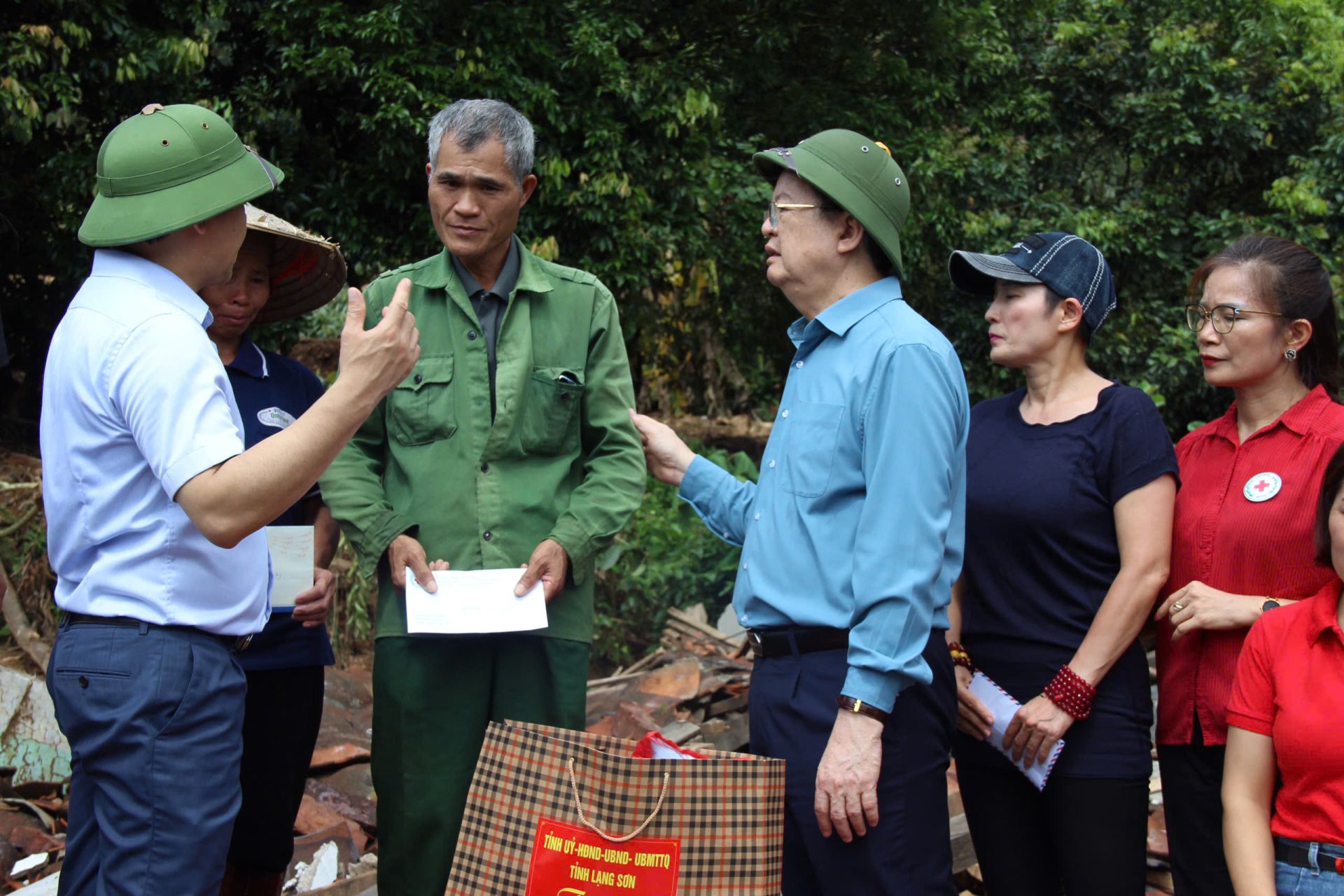 Trưởng Ban Dân vận Trung ương Mai Văn Chính cùng lãnh đạo tỉnh Lạng Sơn thăm hỏi, động viên hộ gia đình bị sập nhà tại thôn Làng Bu 1, xã Lâm Sơn, huyện Chi Lăng, tỉnh Lạng Sơn