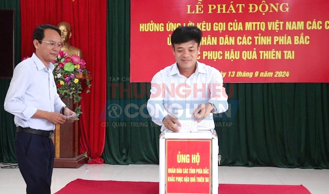 Lãnh đạo thị trấn Lao Bảo chung tay sẻ chia với đồng bào vùng lũ phía Bắc