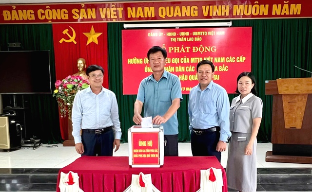 Lãnh đạo, nhân dân thị trấn Lao Bảo sẻ chia với người dân vùng lũ phía Bắc