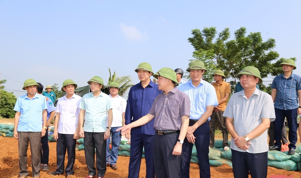 Lại Thế Nguyên, Phó Bí thư Thường trực Tỉnh uỷ, Trưởng Đoàn ĐBQH tỉnh kiểm tra, chỉ đạo xử lý khẩn cấp sự cố thấm dột đê sông Hoạt.