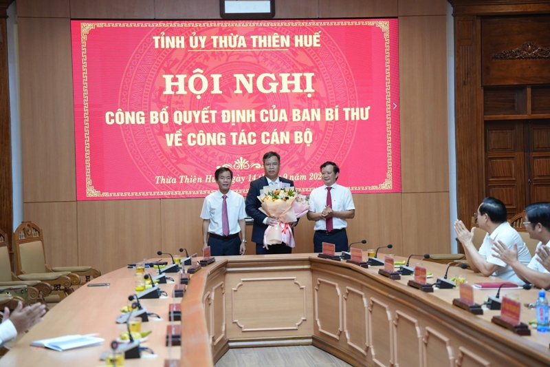 Lãnh đạo tỉnh Thừa Thiên Huế tặng hoa chúc mừng ông Phạm Đức Tiến