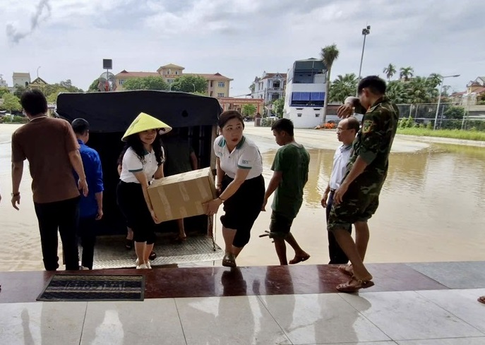 BIDV vận chuyển và tặng quà cho nhân dân trên địa bàn các tỉnh vùng ngập lụt