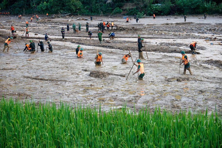 Lực lượng chức năng triển khai công tác tìm kiếm, cứu nạn tại thôn Làng Nủ, xã Phúc Khánh, huyện Bảo Yên, tỉnh Lào Cai- nơi xảy ra vụ sạt lở nghiêm trọng khiến gần 100 người thiệt mạng và mất tích - Ảnh: VGP