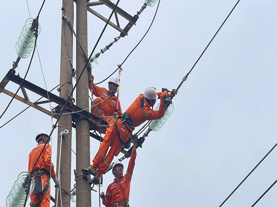 Đội xung kích Công ty Điện lực Hà Tĩnh đã, đang nỗ lực ngày đêm khắc phục lưới điện Hải Phòng nhằm sớm cấp điện trở lại phục vụ bà con